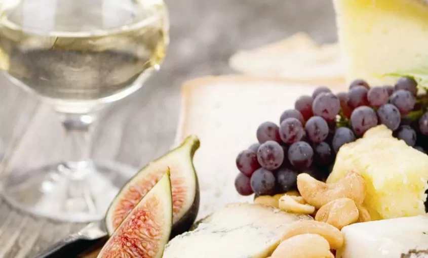 Игристое вино и корзина с фруктами